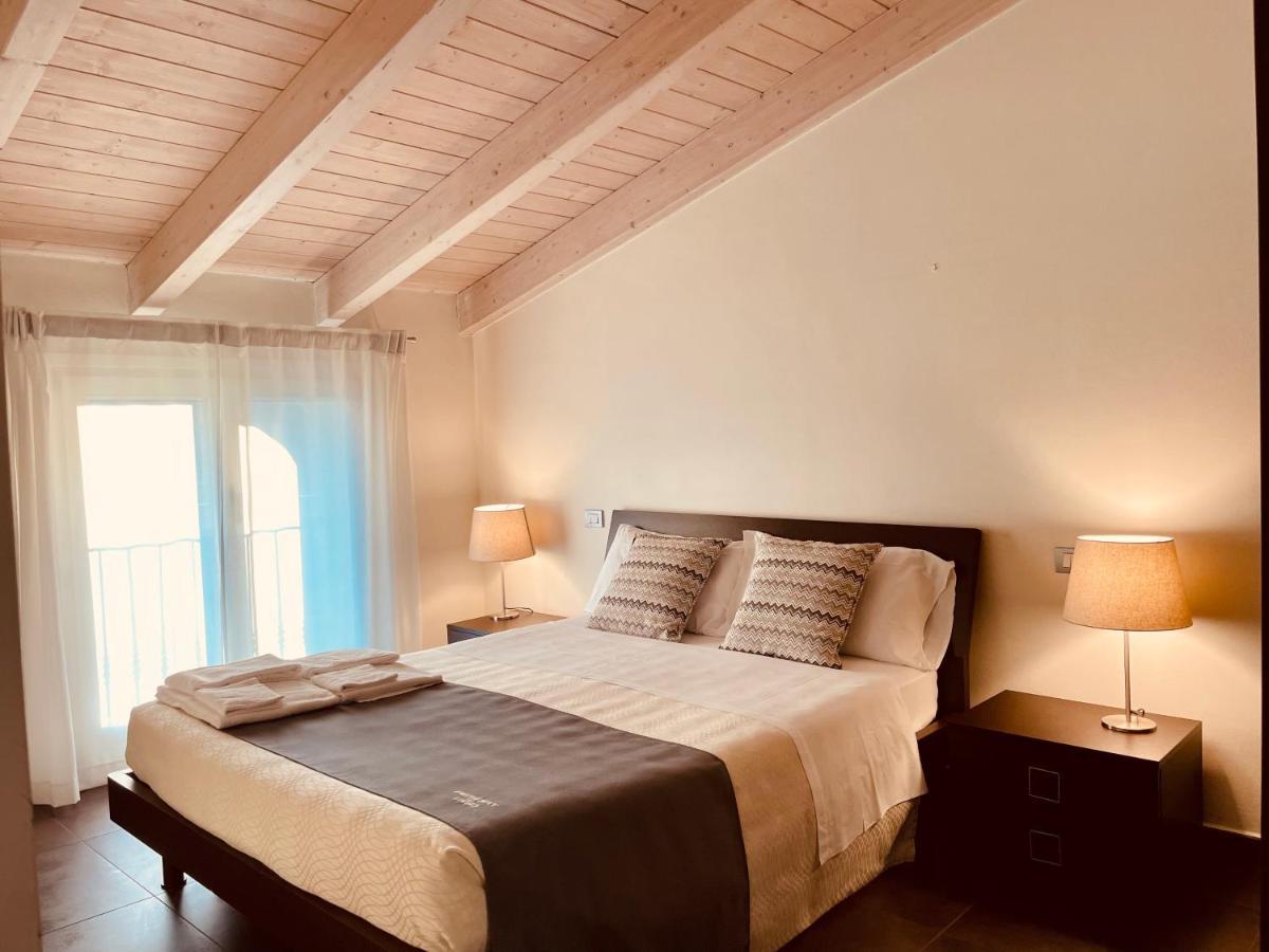 Residence Del Lago デセンツァーノ・デル・ガルダ エクステリア 写真
