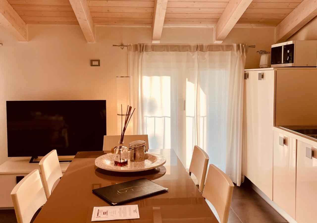 Residence Del Lago デセンツァーノ・デル・ガルダ エクステリア 写真