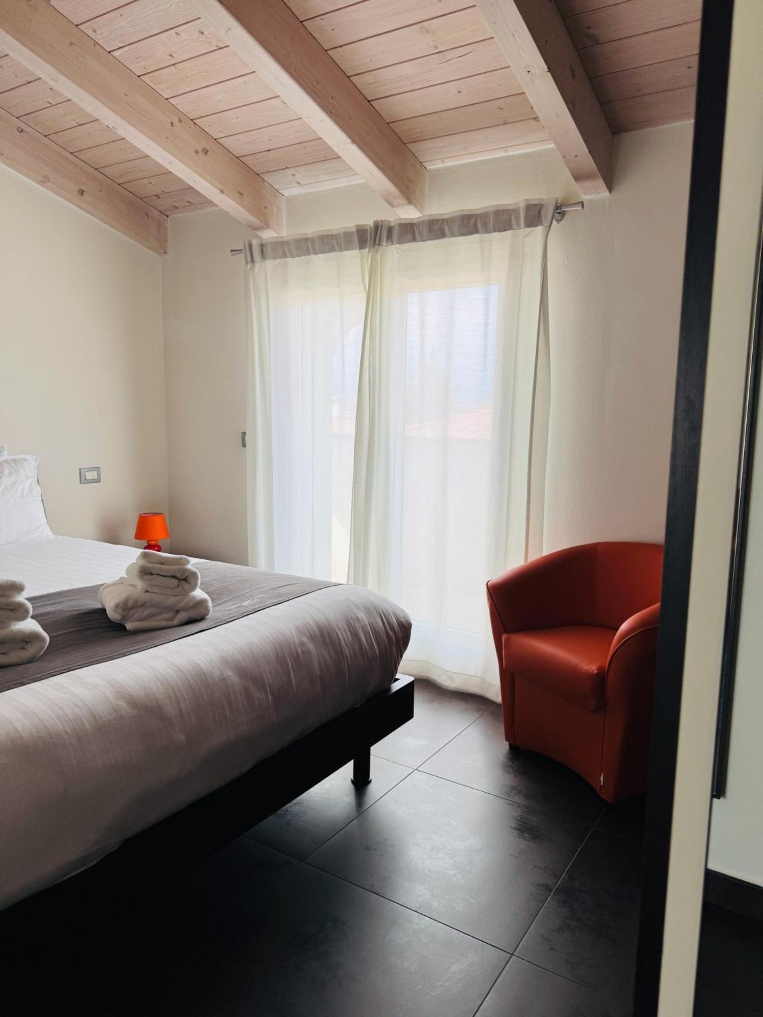 Residence Del Lago デセンツァーノ・デル・ガルダ エクステリア 写真